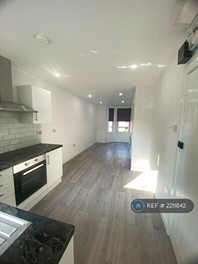 2 Bedroom Flat To Rent In Bush Road, Surrey Quays, SE8