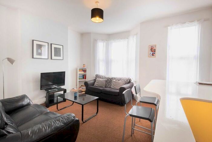 2 Bedroom Flat To Rent In South Ealing Road, London, W5