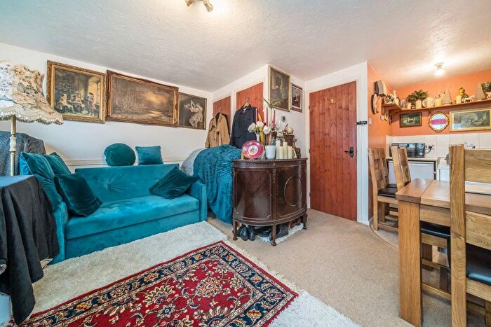 1 Bedroom Flat For Sale In Seymour Way, Sunbury-On-Thames, TW16