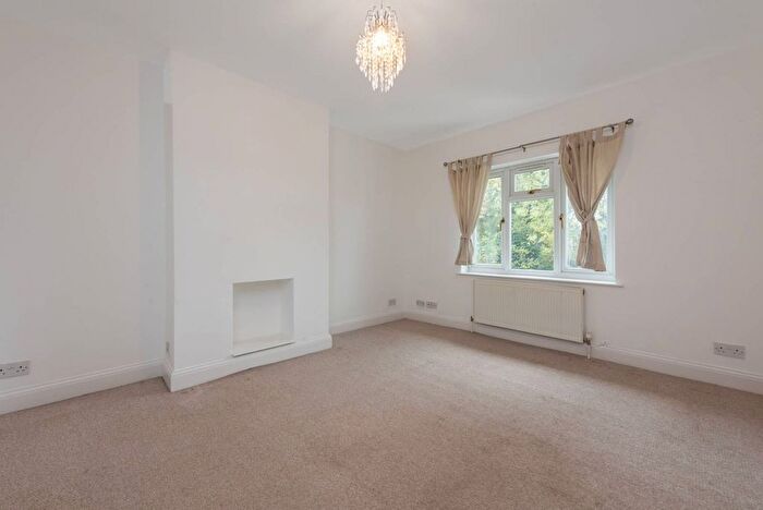 2 Bedroom Flat To Rent In Selborne Gardens, Hendon, London, NW4