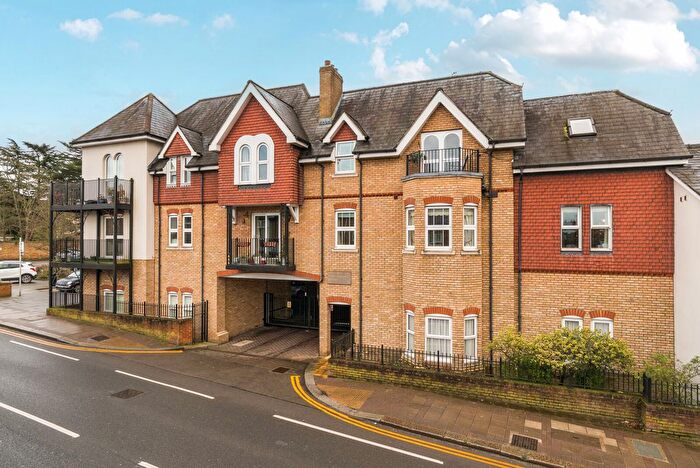 2 Bedroom Flat For Sale In Oatlands Drive, Weybridge, KT13