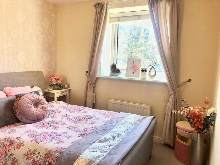 2 Bedroom Flat To Rent In Station Road, Borehamwood, WD6