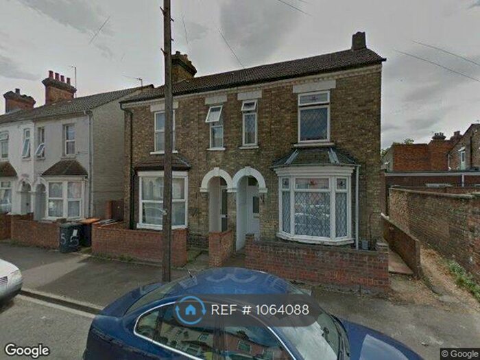 3 Bedroom Semi-Detached House To Rent In Millbrook Road, Bedford MK42