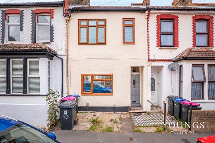 2 Bedroom Flat For Sale In Tintern Avenue, Westcliff-On-Sea, SS0