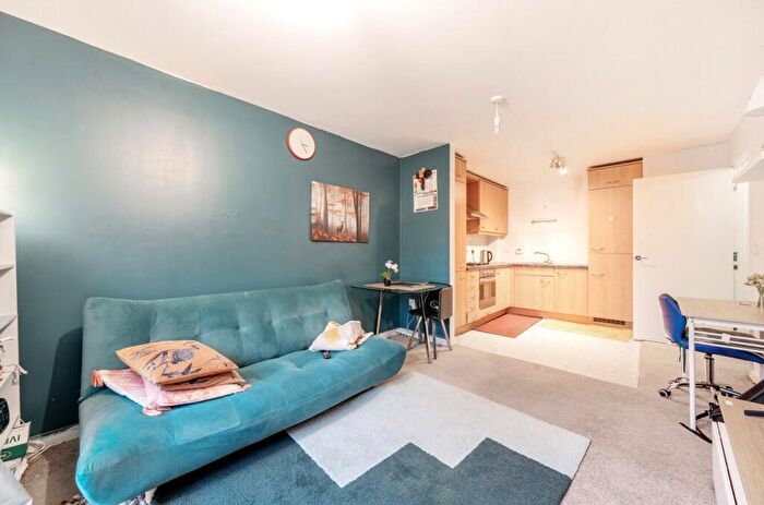 1 Bedroom Apartment For Sale In Park View Road, Leatherhead, Surrey, KT22