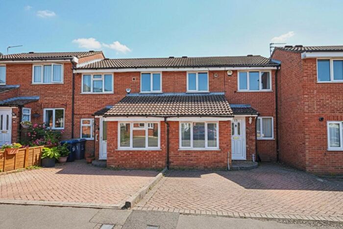 3 Bedroom Terraced House For Sale In Elm Way, London, N11