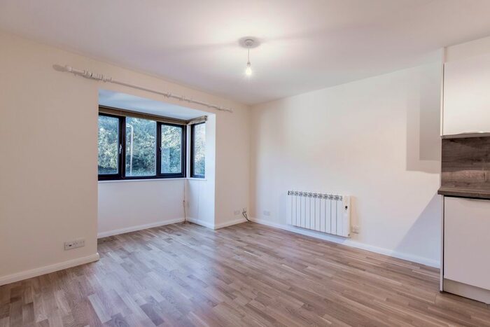 1 Bedroom Flat To Rent In Bushey Grove Road, Bushey, WD23