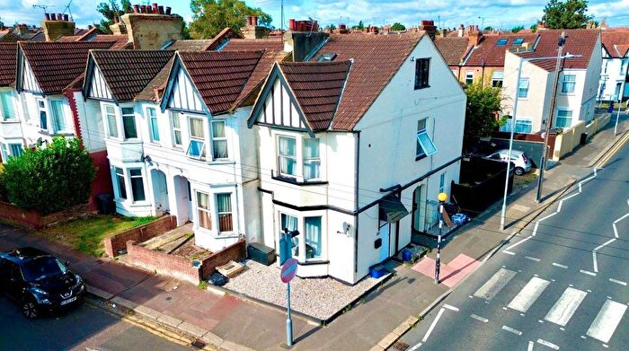 1 Bedroom Property For Sale In Ramuz Drive, Westcliff-On-Sea, SS0
