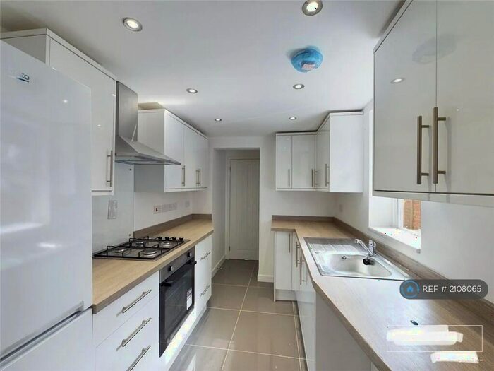 3 Bedroom Terraced House To Rent In Donnington Gardens, Reading, RG1