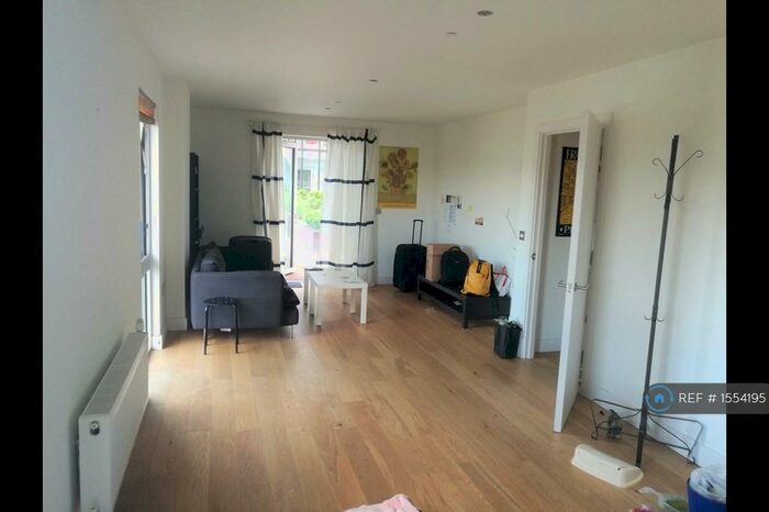 2 Bedroom Flat To Rent In Love Lane, London, SE18