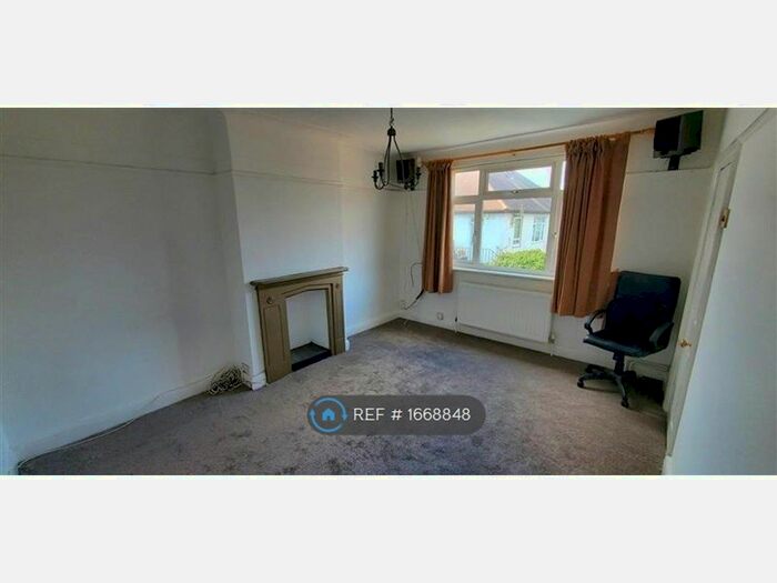 3 Bedroom Flat To Rent In Ashurst Drive, Ilford, IG6