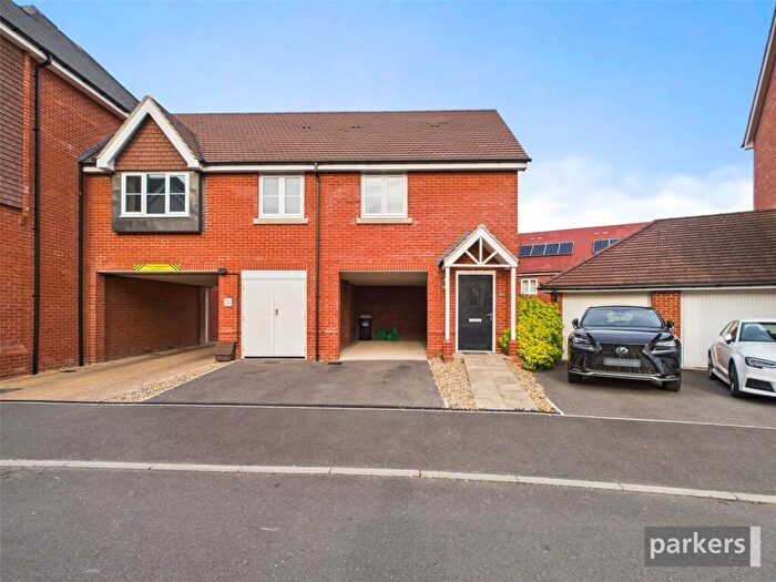 2 Bedroom Maisonette For Sale In Elm Drive, Woodley, Reading, Berkshire, RG5