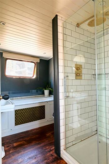 4 Bedroom House Boat To Rent In Clove Hitch Quay, Battersea, SW11