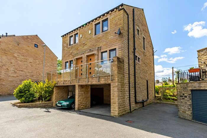 2 Bedroom Semi-Detached House For Sale In The Bridges, Thongsbridge, Holmfirth, HD9