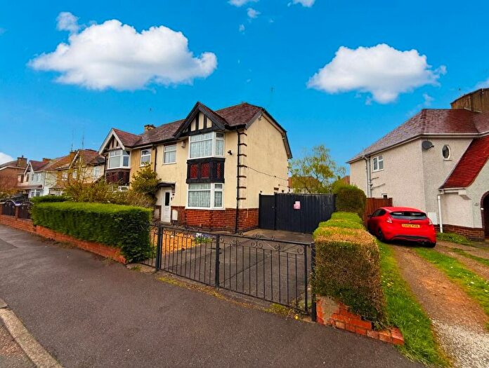 3 Bedroom Semi-Detached House For Sale In Lawrence Avenue, Kirkby-in-Ashfield, Nottinghamshire, NG17