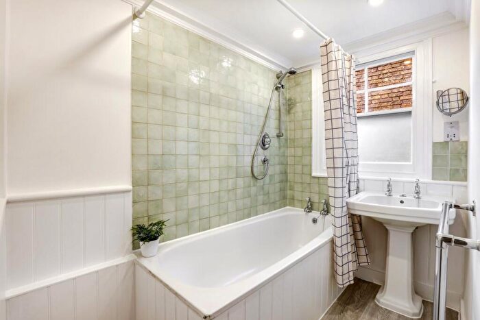 2 Bedroom Flat To Rent In Cambridge Road, London, SW11