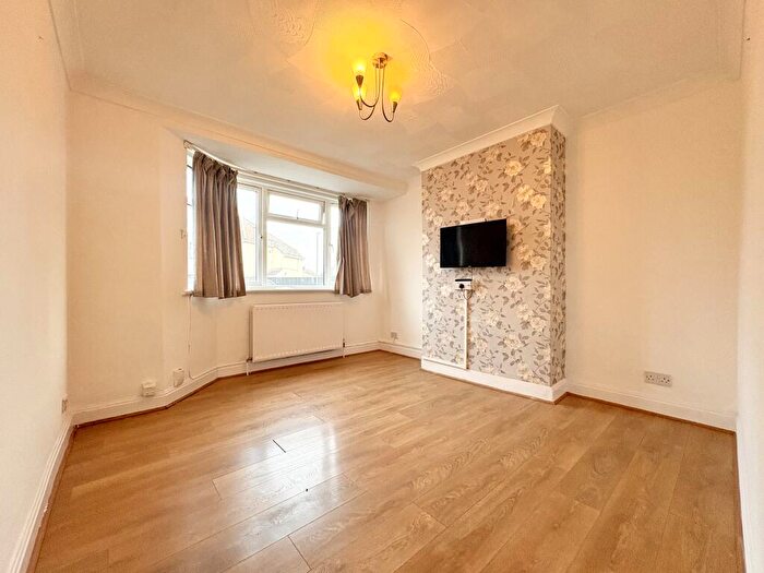 2 Bedroom Maisonette To Rent In Holmleigh Avenue, Dartford, DA1