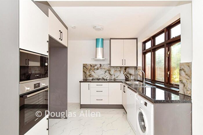 4 Bedroom Semi-Detached House For Sale In Lakeside Avenue, Ilford, Essex, IG4
