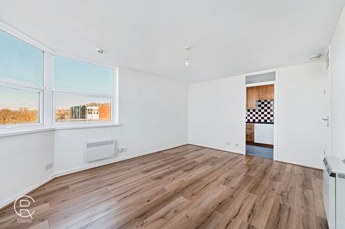2 Bedroom Flat For Sale In Riverside Close, London, W7