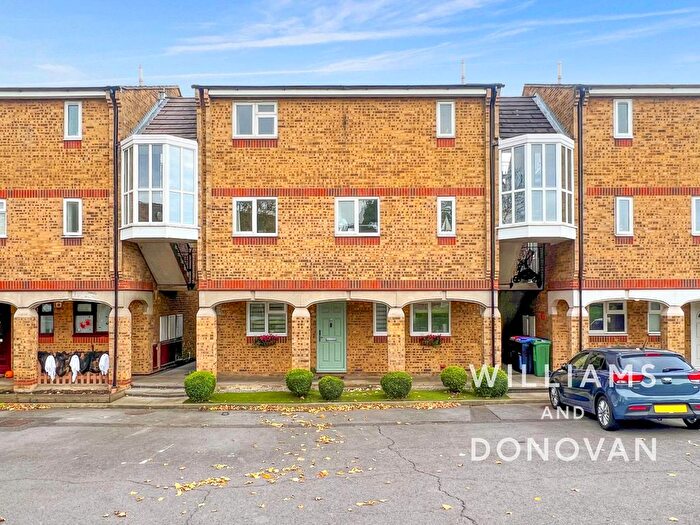 2 Bedroom Flat For Sale In Charleston Court, Basildon, SS13