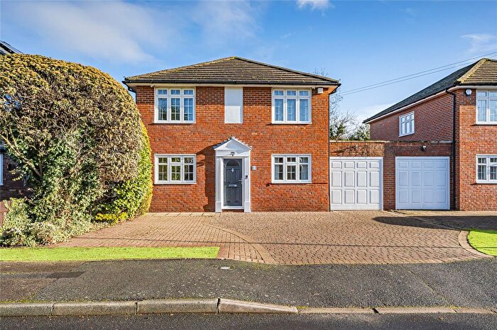 4 Bedroom Detached House For Sale In Golfside Close, New Malden, KT3