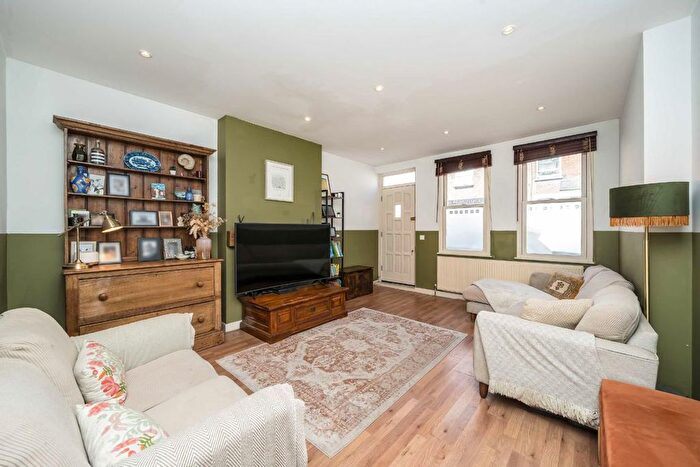 3 Bedroom Flat For Sale In Shrubbery Road, Streatham, SW16