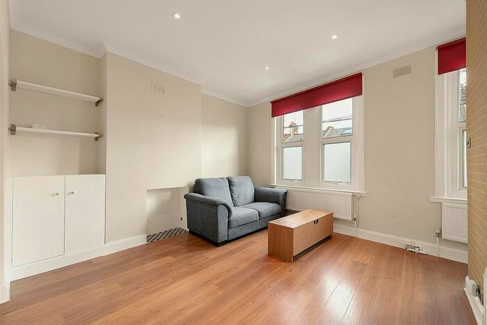 1 Bedroom Flat To Rent In Cowick Road, Tooting Broadway, London, SW17