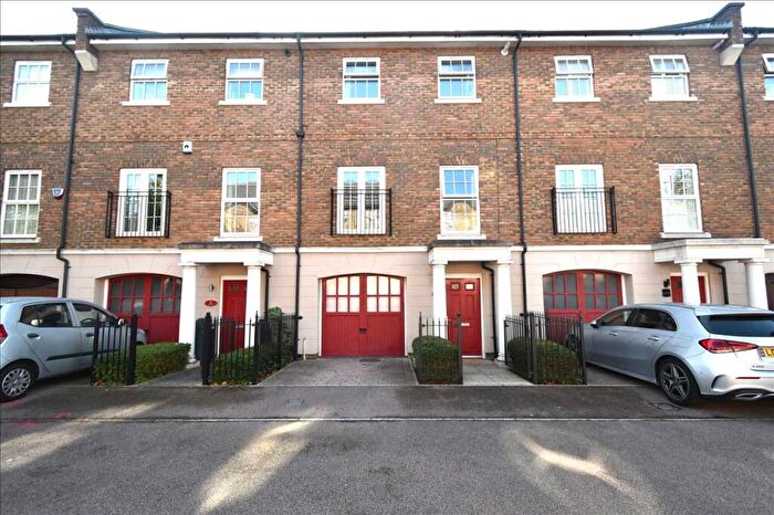 4 Bedroom House To Rent In Park Cliff Road, Greenhithe, DA9