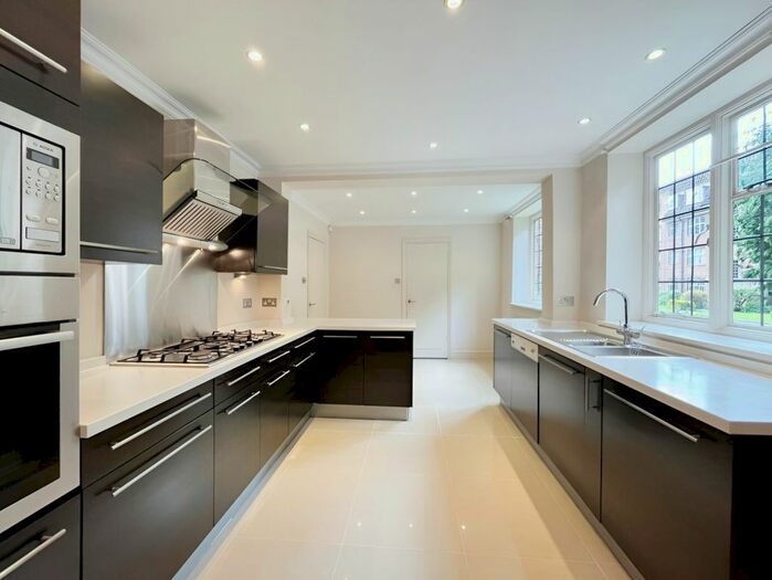 3 Bedroom Flat To Rent In Highlands Heath, Portsmouth Road, London, SW15