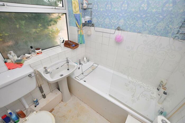 2 Bedroom Semi-Detached Bungalow For Sale In Charnwood Road, Burton-On-Trent, DE13