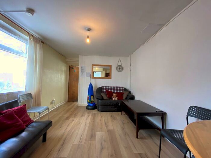 3 Bedroom Flat To Rent In Flora Street, Cathays, CF24