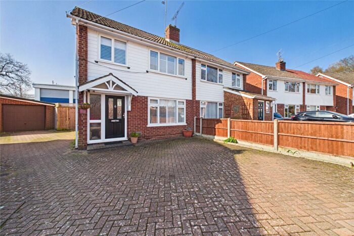 4 Bedroom Semi Detached House For Sale In Green Way, Aldershot, Hampshire, GU12