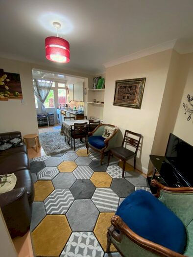 2 Bedroom Flat To Rent In Doreen Avenue, London, NW9