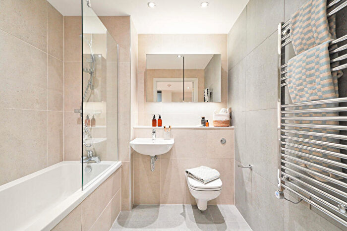 2 Bedroom Apartment To Rent In The Oakgate, KT22