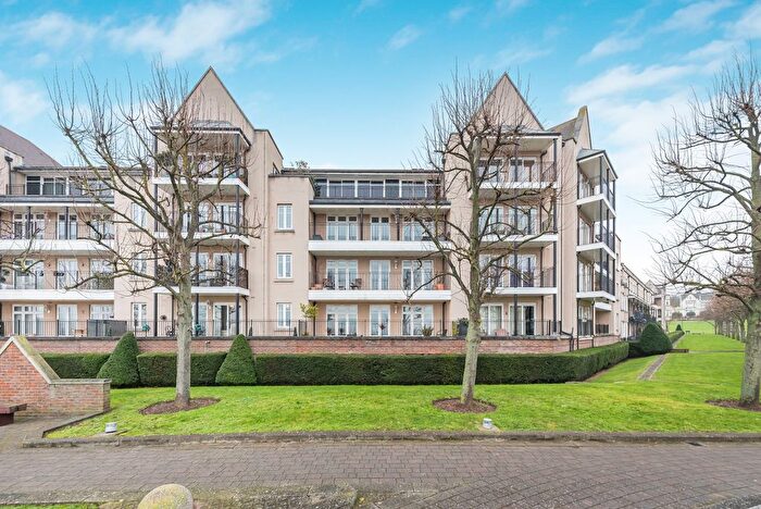2 Bedroom Flat For Sale In The Boulevard, Greenhithe, Kent, DA9