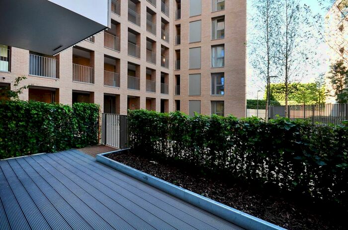 1 Bedroom Flat To Rent In Waterside Heights, Silvertown, London, E16