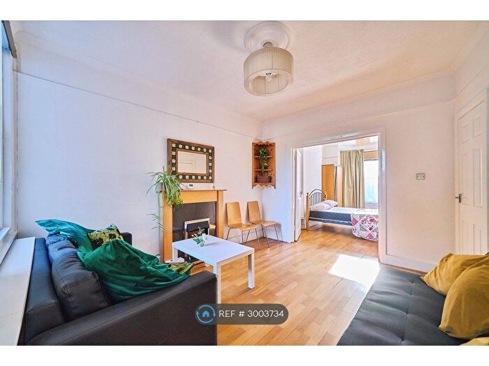 4 Bedroom End Of Terrace House To Rent In Strafford Road, Hounslow, TW3