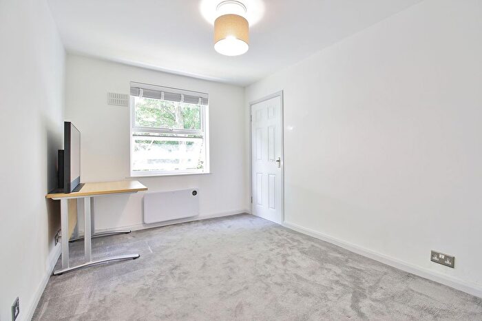 3 Bedroom Flat For Sale In Hepple Close, Isleworth, TW7