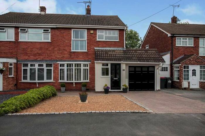 3 Bedroom Semi-Detached House For Sale In Croft Road, Atherstone, Warwickshire, CV9