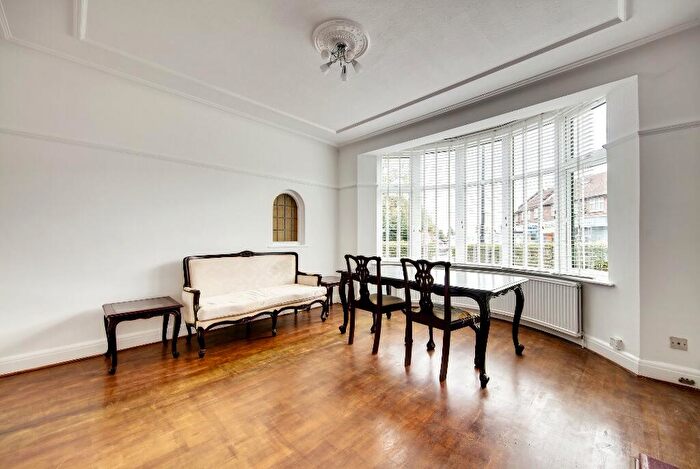 1 Bedroom Flat To Rent In Green Lanes, London, N21