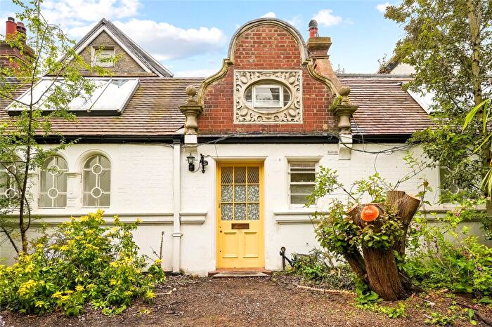 1 Bedroom House To Rent In Albert Bridge Road, London, SW11