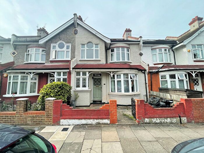 3 Bedroom Flat To Rent In Montana Road, SW17