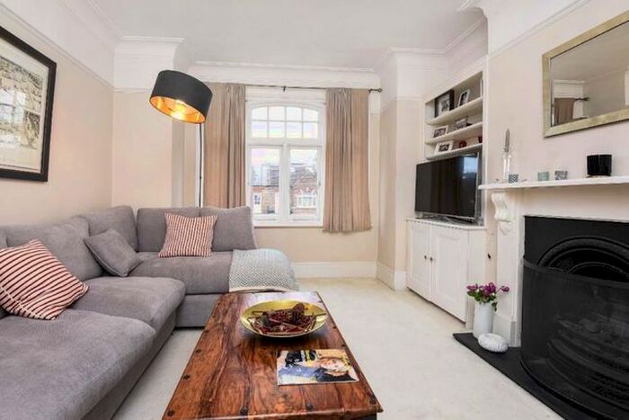 3 Bedroom Flat To Rent In Dornton Road, London, SW12