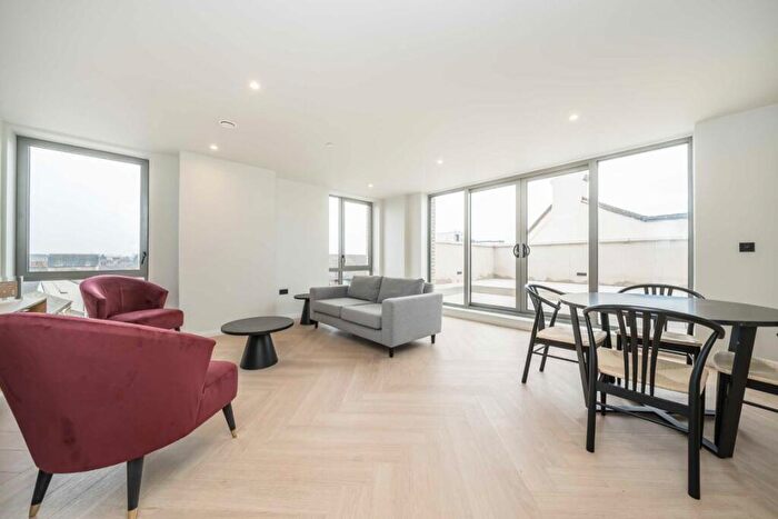 3 Bedroom Flat To Rent In Coombe Road, New Malden, KT3