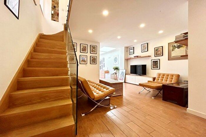 2 Bedroom End Of Terrace House To Rent In Moat Lane, Erith, DA8