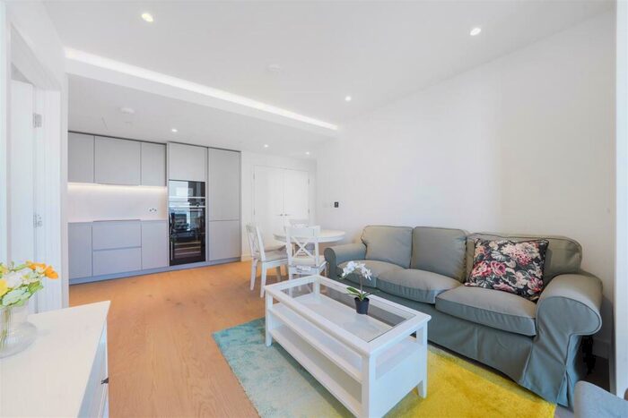 2 Bedroom Apartment To Rent In Harcourt Tower, Sqp, Marsh Wall, London, E14