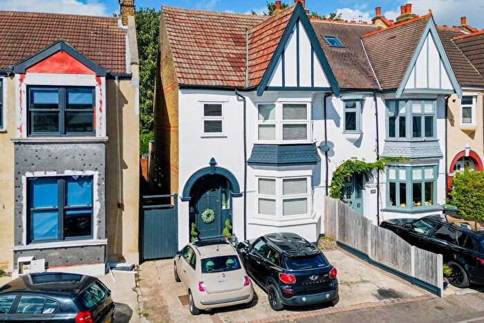 4 Bedroom End Of Terrace House For Sale In Elm Road, Leigh-On-Sea, SS9