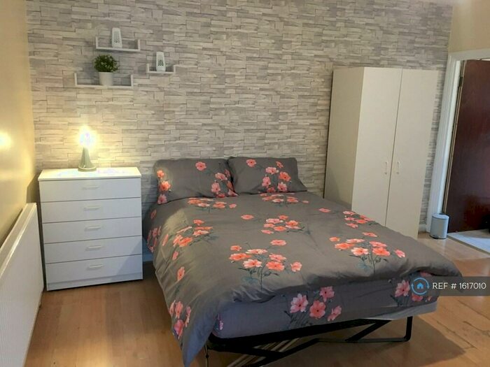 Studio To Rent In Philip Lane, London, N15