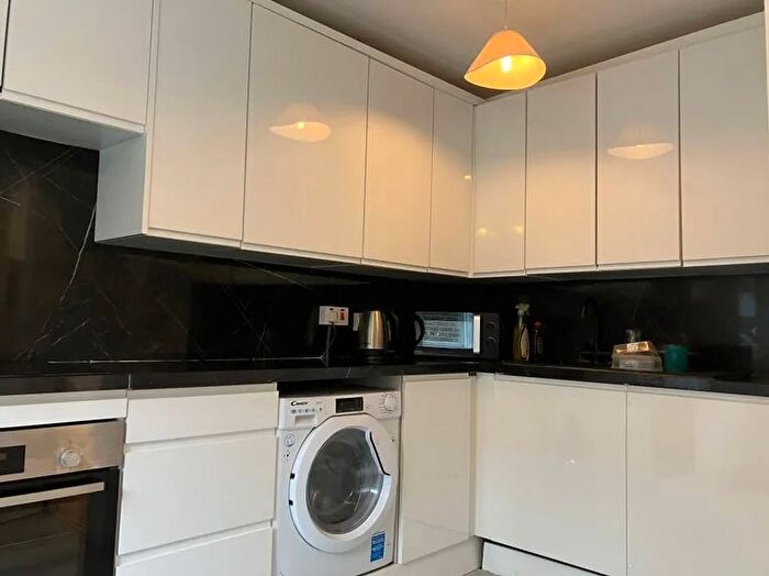 2 Bedroom Flat To Rent In Ellison Road, London, SW16