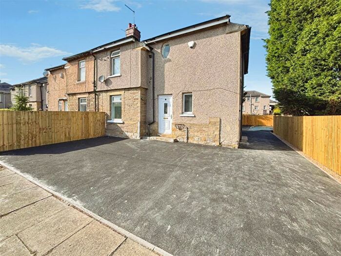 3 Bedroom Semi-Detached House For Sale In Collbrook Avenue, Bradford, BD6